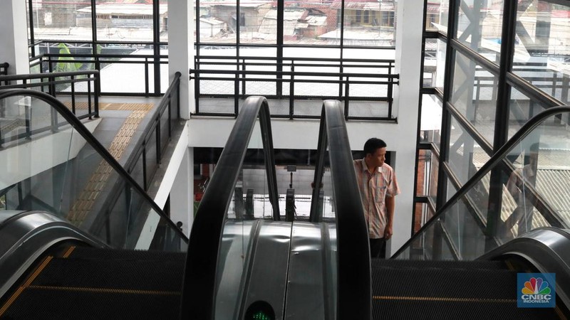 Warga berjalan di area Skybridge Bojonggede di Kabupaten Bogor, Jawa Barat, Rabu, (6/12/2023). Skybridge ini mulai dibuka untuk uji coba 6-7 Desember 2023. Skybridge ini menghubungkan terminal dengan Stasiun Bojonggede. (CNBC Indonesia/Muhammad Sabki)