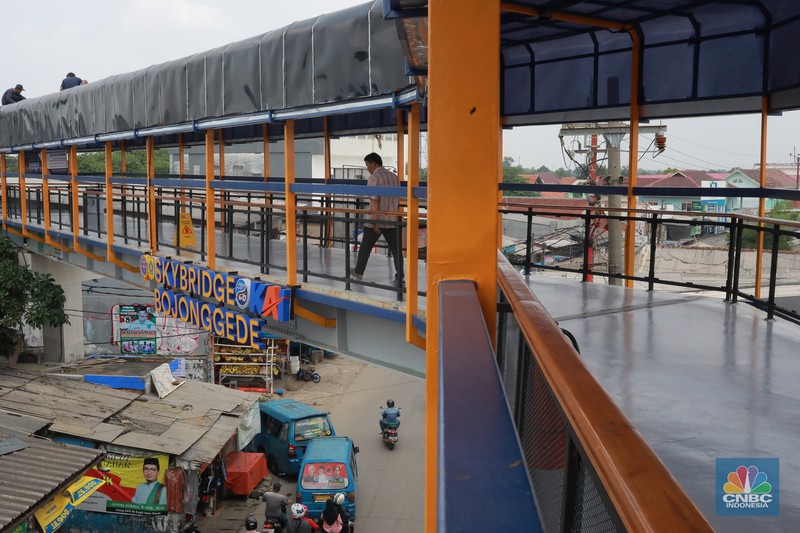 Warga berjalan di area Skybridge Bojonggede di Kabupaten Bogor, Jawa Barat, Rabu, (6/12/2023). Skybridge ini mulai dibuka untuk uji coba 6-7 Desember 2023. Skybridge ini menghubungkan terminal dengan Stasiun Bojonggede. Warga berjalan di area Skybridge Bojonggede di Kabupaten Bogor, Jawa Barat, Rabu, (6/12/2023). Skybridge ini mulai dibuka untuk uji coba 6-7 Desember 2023. Skybridge ini menghubungkan terminal dengan Stasiun Bojonggede. (CNBC Indonesia/Muhammad Sabki)