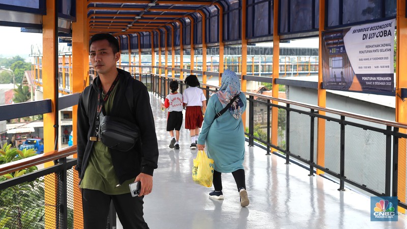 Warga berjalan di area Skybridge Bojonggede di Kabupaten Bogor, Jawa Barat, Rabu, (6/12/2023). Skybridge ini mulai dibuka untuk uji coba 6-7 Desember 2023. Skybridge ini menghubungkan terminal dengan Stasiun Bojonggede. Warga berjalan di area Skybridge Bojonggede di Kabupaten Bogor, Jawa Barat, Rabu, (6/12/2023). Skybridge ini mulai dibuka untuk uji coba 6-7 Desember 2023. Skybridge ini menghubungkan terminal dengan Stasiun Bojonggede. (CNBC Indonesia/Muhammad Sabki)