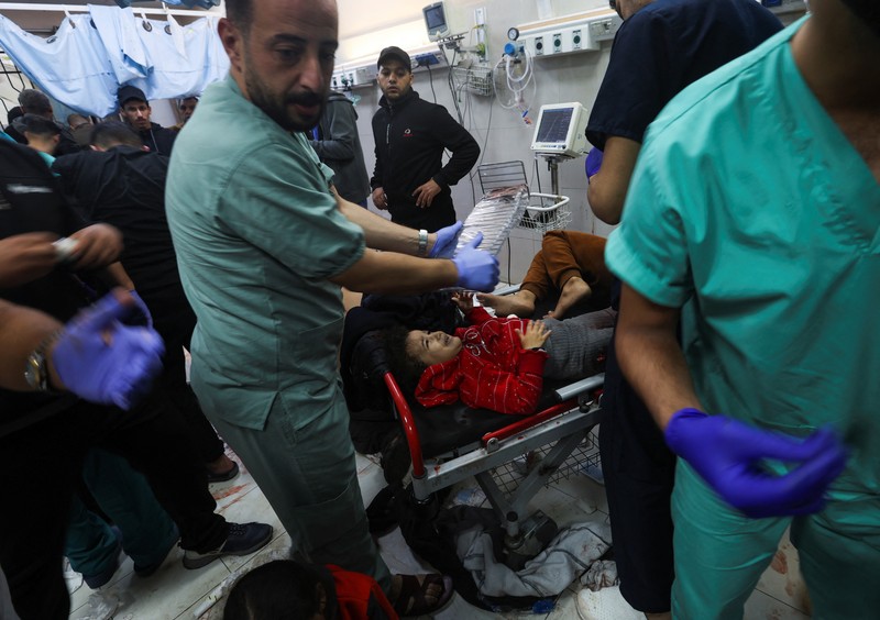 Kobaran api melanda Gaza, di tengah konflik yang sedang berlangsung antara Israel dan kelompok Islam Palestina Hamas, terlihat dari Israel selatan, 6 Desember 2023. (REUTERS/Athit Perawongmetha)