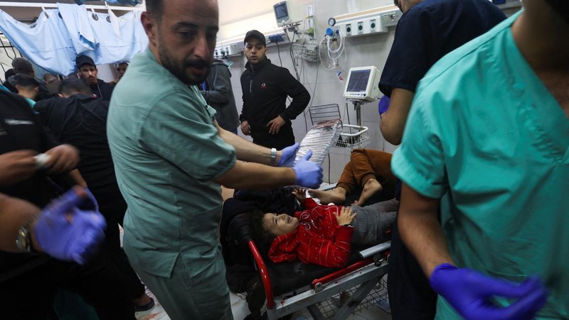 Kobaran api melanda Gaza, di tengah konflik yang sedang berlangsung antara Israel dan kelompok Islam Palestina Hamas, terlihat dari Israel selatan, 6 Desember 2023. (REUTERS/Athit Perawongmetha)