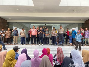 Warga Geruduk DPRD Bojonegoro Tuntut Dana Kompensasi Tambang Kapur