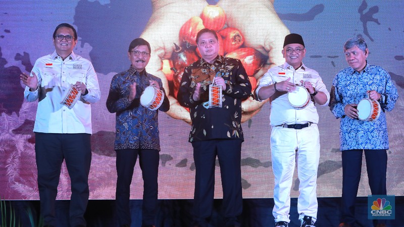Menko Perekonomian Airlangga Hartarto memberi penghargaan APKASINDO Awards kepada Pemimpin Redaksi CNBC Indonesia, Wahyu Daniel di acara Pertemuan Nasional Petani Kelapa Sawit, di Hotel Grand Paragon, Jakarta, Kamis, (7/12/2023). CNBC Indonesia secara konsisten memberitakan tentang Industri Kelapa Sawit dalam berbagai platform media, baik televisi maupun daring. Selama tiga tahun terakhir, kerjasama antara CNBC Indonesia dengan APKASINDO, dan dukungan BPDPKS dalam mengelola isu isu terkait sawit menjadi fokus utama acara televisi yang mereka hasilkan. Pertemuan Nasional Petani Sawit Indonesia akan dihadiri 1.000 petani sawit dari 146 Kabupaten dan 22 Provinsi sentra sawit se-Indonesia. Kegiatan ini akan berlangsung mulai 6-8 Desember 2023 di Jakarta. Acara tersebut dibuka langsung oleh Menteri Koordinator Perekonomian Airlangga Hartarto dengan seremonial tabuh gendang. Pertemuan yang mengambil tema “Perkebunan Sawit Rakyat Pilar Ekonomi Indonesia” itu fokus membahas masa depan petani sawit menjelang Pemilu 2024, aspek kebijakan hulu-hilir sawit hingga permasalahan yang dihadapi berkaitan peremajaan sawit rakyat, tata niaga, dan sektor hilir. Menko Perekonomian Airlangga Hartarto memberi penghargaan APKASINDO Awards kepada Pemimpin Redaksi CNBC Indonesia, Wahyu Daniel di acara Pertemuan Nasional Petani Kelapa Sawit, di Hotel Grand Paragon, Jakarta, Kamis, (7/12/2023). CNBC Indonesia secara konsisten memberitakan tentang Industri Kelapa Sawit dalam berbagai platform media, baik televisi maupun daring. Selama tiga tahun terakhir, kerjasama antara CNBC Indonesia dengan APKASINDO, dan dukungan BPDPKS dalam mengelola isu isu terkait sawit menjadi fokus utama acara televisi yang mereka hasilkan. Pertemuan Nasional Petani Sawit Indonesia akan dihadiri 1.000 petani sawit dari 146 Kabupaten dan 22 Provinsi sentra sawit se-Indonesia. Kegiatan ini akan berlangsung mulai 6-8 Desember 2023 di Jakarta. Acara tersebut dibuka langsung oleh Menteri Koordinator Perekonomian Airlangga Hartarto dengan seremonial tabuh gendang. Pertemuan yang mengambil tema “Perkebunan Sawit Rakyat Pilar Ekonomi Indonesia” itu fokus membahas masa depan petani sawit menjelang Pemilu 2024, aspek kebijakan hulu-hilir sawit hingga permasalahan yang dihadapi berkaitan peremajaan sawit rakyat, tata niaga, dan sektor hilir. (CNBC Indonesia/Muhammad Sabki)