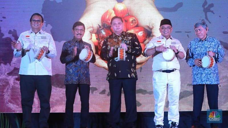 Menko Perekonomian Airlangga Hartarto memberi penghargaan APKASINDO Awards kepada Pemimpin Redaksi CNBC Indonesia, Wahyu Daniel di acara Pertemuan Nasional Petani Kelapa Sawit, di Hotel Grand Paragon, Jakarta, Kamis, (7/12/2023). CNBC Indonesia secara konsisten memberitakan tentang Industri Kelapa Sawit dalam berbagai platform media, baik televisi maupun daring. Selama tiga tahun terakhir, kerjasama antara CNBC Indonesia dengan APKASINDO, dan dukungan BPDPKS dalam mengelola isu isu terkait sawit menjadi fokus utama acara televisi yang mereka hasilkan.   Pertemuan Nasional Petani Sawit Indonesia akan dihadiri 1.000 petani sawit dari 146 Kabupaten dan 22 Provinsi sentra sawit se-Indonesia. Kegiatan ini akan berlangsung mulai 6-8 Desember 2023 di Jakarta.  Acara tersebut dibuka langsung oleh Menteri Koordinator Perekonomian Airlangga Hartarto dengan seremonial tabuh gendang.   Pertemuan yang mengambil tema “Perkebunan Sawit Rakyat Pilar Ekonomi Indonesia” itu fokus membahas masa depan petani sawit menjelang Pemilu 2024, aspek kebijakan hulu-hilir sawit hingga permasalahan yang dihadapi berkaitan peremajaan sawit rakyat, tata niaga, dan sektor hilir. (CNBC Indonesia/Muhammad Sabki)