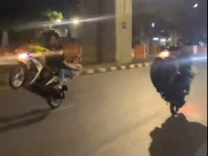 Heboh Aksi Freestyle Dua Pemotor Berboncengan di Makassar, Polisi Selidiki