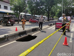Awas! Aspal Jalan Bandung Kota Malang Ambles Tinggalkan Lubang Menganga