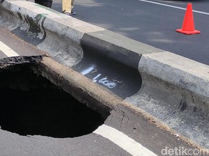Penampakan Lubang Menganga di Jalanan Kota Malang