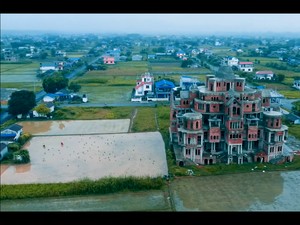 Viral Rumah Bak Istana Megah di Tengah Sawah, Dibangun dari Tumpukan Bata