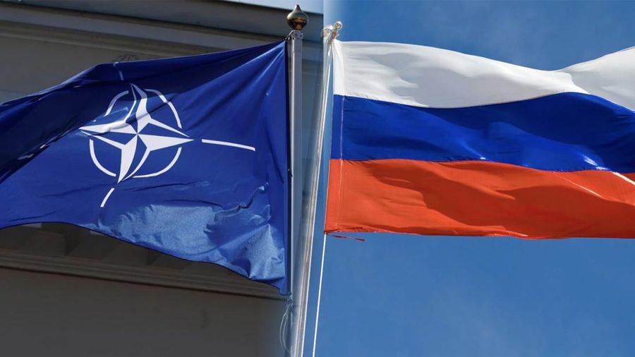 Foto kolase bendera Rusia dan NATO. (REUTERS)