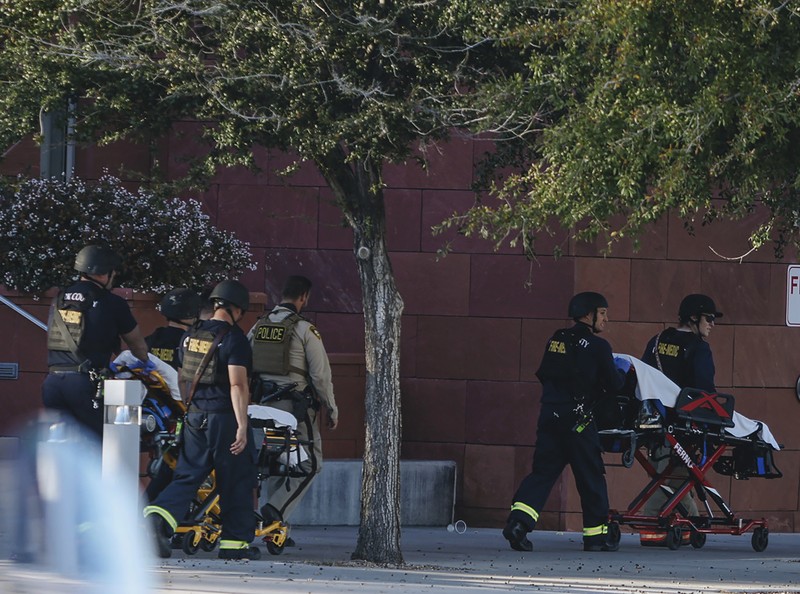 Polisi Metro Las Vegas menanggapi penembakan yang dilaporkan di kampus Universitas Nevada, Las Vegas, Rabu, 6 Desember 2023, di Las Vegas. (AP Photo/Lucas Peltier)