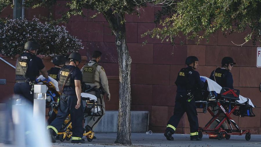 Polisi Metro Las Vegas menanggapi penembakan yang dilaporkan di kampus Universitas Nevada, Las Vegas, Rabu, 6 Desember 2023, di Las Vegas. (AP Photo/Lucas Peltier)