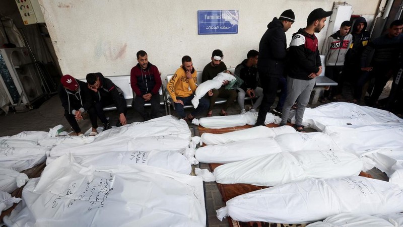 Kepulan asap saat serangan militer Israel di Jalur Gaza, Kamis (7/12/2023). Menahem KAHANA / AFP)