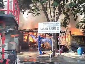 Kebakaran Pasar Baru II Gresik Ludeskan 33 Stan