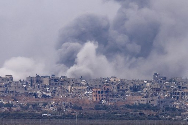 Kepulan asap saat serangan militer Israel di Jalur Gaza, Kamis (7/12/2023). Menahem KAHANA / AFP) Kepulan asap saat serangan militer Israel di Jalur Gaza, Kamis (7/12/2023). Menahem KAHANA / AFP)