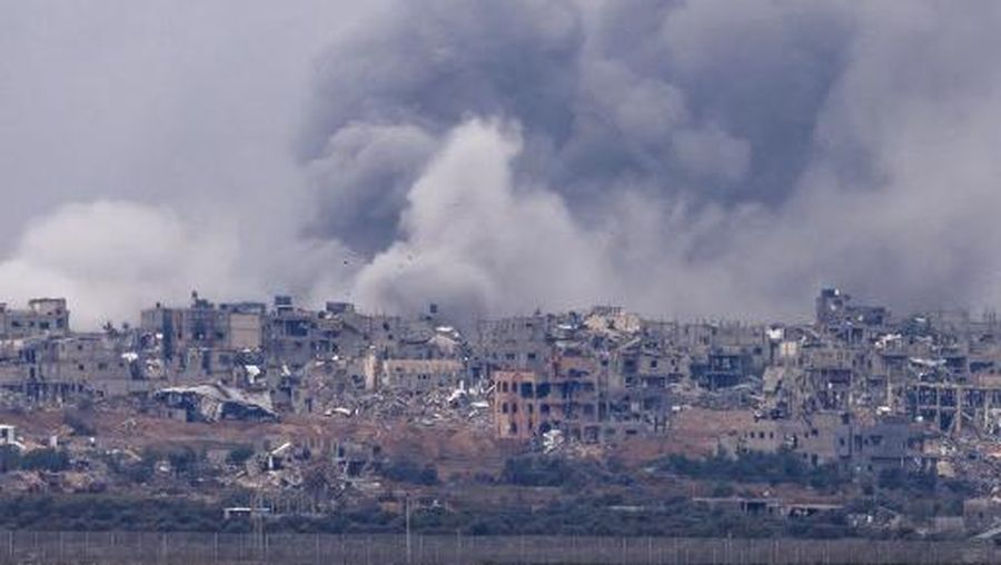 Kepulan asap saat serangan militer Israel di Jalur Gaza, Kamis (7/12/2023). Menahem KAHANA / AFP)