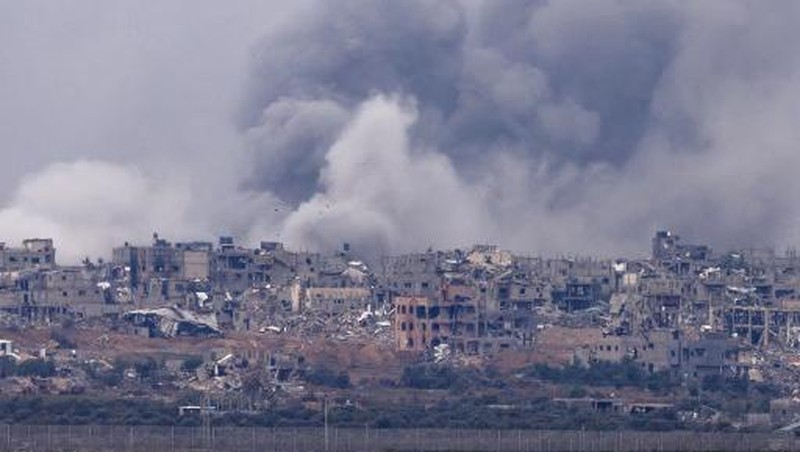 Kepulan asap saat serangan militer Israel di Jalur Gaza, Kamis (7/12/2023). Menahem KAHANA / AFP)