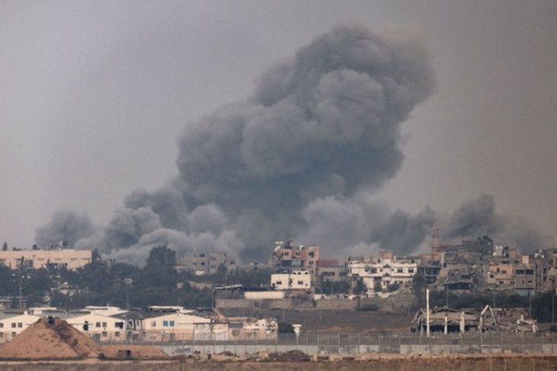 Kepulan asap saat serangan militer Israel di Jalur Gaza, Kamis (7/12/2023). Menahem KAHANA / AFP) Kepulan asap saat serangan militer Israel di Jalur Gaza, Kamis (7/12/2023). Menahem KAHANA / AFP)