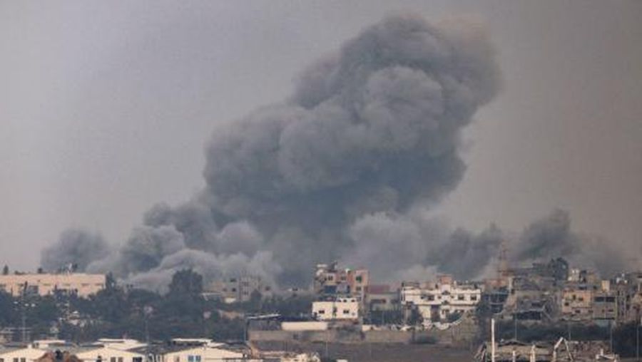 Kepulan asap saat serangan militer Israel di Jalur Gaza, Kamis (7/12/2023). Menahem KAHANA / AFP)