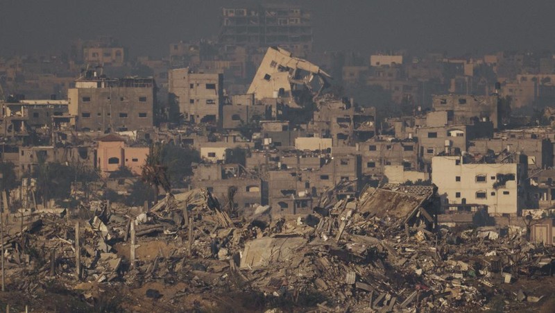 Kepulan asap saat serangan militer Israel di Jalur Gaza, Kamis (7/12/2023). Menahem KAHANA / AFP)