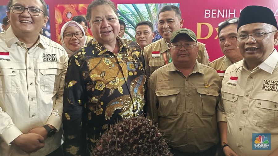 Menko Perekeonomian, Airlangga Hartarto saat menghadiri acara Pertemuan Nasional Petani Kelapa Sawit Indonesia di Jakarta, Kamis (7/12/2023). (CNBC Indonesia/Martyasari Rizky)