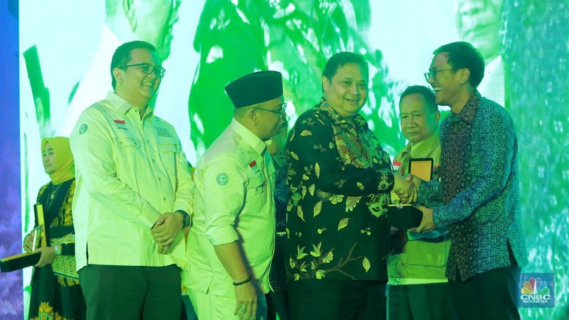 Menko Perekonomian Airlangga Hartarto memberi penghargaan APKASINDO Awards kepada Pemimpin Redaksi CNBC Indonesia, Wahyu Daniel di acara Pertemuan Nasional Petani Kelapa Sawit, di Hotel Grand Paragon, Jakarta, Kamis, (7/12/2023). CNBC Indonesia secara konsisten memberitakan tentang Industri Kelapa Sawit dalam berbagai platform media, baik televisi maupun daring. Selama tiga tahun terakhir, kerjasama antara CNBC Indonesia dengan APKASINDO, dan dukungan BPDPKS dalam mengelola isu isu terkait sawit menjadi fokus utama acara televisi yang mereka hasilkan.   Pertemuan Nasional Petani Sawit Indonesia akan dihadiri 1.000 petani sawit dari 146 Kabupaten dan 22 Provinsi sentra sawit se-Indonesia. Kegiatan ini akan berlangsung mulai 6-8 Desember 2023 di Jakarta.  Acara tersebut dibuka langsung oleh Menteri Koordinator Perekonomian Airlangga Hartarto dengan seremonial tabuh gendang.   Pertemuan yang mengambil tema “Perkebunan Sawit Rakyat Pilar Ekonomi Indonesia” itu fokus membahas masa depan petani sawit menjelang Pemilu 2024, aspek kebijakan hulu-hilir sawit hingga permasalahan yang dihadapi berkaitan peremajaan sawit rakyat, tata niaga, dan sektor hilir. (CNBC Indonesia/Muhammad Sabki)