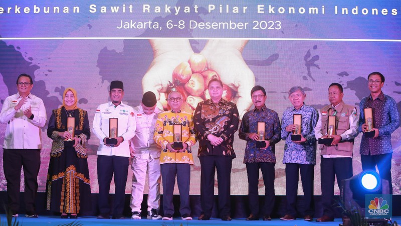 Menko Perekonomian Airlangga Hartarto memberi penghargaan APKASINDO Awards kepada Pemimpin Redaksi CNBC Indonesia, Wahyu Daniel di acara Pertemuan Nasional Petani Kelapa Sawit, di Hotel Grand Paragon, Jakarta, Kamis, (7/12/2023). CNBC Indonesia secara konsisten memberitakan tentang Industri Kelapa Sawit dalam berbagai platform media, baik televisi maupun daring. Selama tiga tahun terakhir, kerjasama antara CNBC Indonesia dengan APKASINDO, dan dukungan BPDPKS dalam mengelola isu isu terkait sawit menjadi fokus utama acara televisi yang mereka hasilkan. Pertemuan Nasional Petani Sawit Indonesia akan dihadiri 1.000 petani sawit dari 146 Kabupaten dan 22 Provinsi sentra sawit se-Indonesia. Kegiatan ini akan berlangsung mulai 6-8 Desember 2023 di Jakarta. Acara tersebut dibuka langsung oleh Menteri Koordinator Perekonomian Airlangga Hartarto dengan seremonial tabuh gendang. Pertemuan yang mengambil tema “Perkebunan Sawit Rakyat Pilar Ekonomi Indonesia” itu fokus membahas masa depan petani sawit menjelang Pemilu 2024, aspek kebijakan hulu-hilir sawit hingga permasalahan yang dihadapi berkaitan peremajaan sawit rakyat, tata niaga, dan sektor hilir. Menko Perekonomian Airlangga Hartarto memberi penghargaan APKASINDO Awards kepada Pemimpin Redaksi CNBC Indonesia, Wahyu Daniel di acara Pertemuan Nasional Petani Kelapa Sawit, di Hotel Grand Paragon, Jakarta, Kamis, (7/12/2023). CNBC Indonesia secara konsisten memberitakan tentang Industri Kelapa Sawit dalam berbagai platform media, baik televisi maupun daring. Selama tiga tahun terakhir, kerjasama antara CNBC Indonesia dengan APKASINDO, dan dukungan BPDPKS dalam mengelola isu isu terkait sawit menjadi fokus utama acara televisi yang mereka hasilkan. Pertemuan Nasional Petani Sawit Indonesia akan dihadiri 1.000 petani sawit dari 146 Kabupaten dan 22 Provinsi sentra sawit se-Indonesia. Kegiatan ini akan berlangsung mulai 6-8 Desember 2023 di Jakarta. Acara tersebut dibuka langsung oleh Menteri Koordinator Perekonomian Airlangga Hartarto dengan seremonial tabuh gendang. Pertemuan yang mengambil tema “Perkebunan Sawit Rakyat Pilar Ekonomi Indonesia” itu fokus membahas masa depan petani sawit menjelang Pemilu 2024, aspek kebijakan hulu-hilir sawit hingga permasalahan yang dihadapi berkaitan peremajaan sawit rakyat, tata niaga, dan sektor hilir. (CNBC Indonesia/Muhammad Sabki)