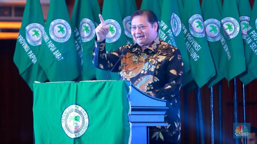 Menko Perekonomian Airlangga Hartarto memberi penghargaan APKASINDO Awards kepada Pemimpin Redaksi վ, Wahyu Daniel di acara Pertemuan Nasional Petani Kelapa Sawit, di Hotel Grand Paragon, Jakarta, Kamis, (7/12/2023). (վ/Muhammad Sabki)