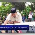 Video: Momen Prabowo Bagi Cokelat ke Anak-anak di Banten