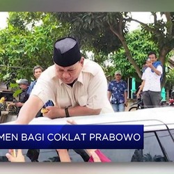 Video: Momen Prabowo Bagi Cokelat ke Anak-anak di Banten
