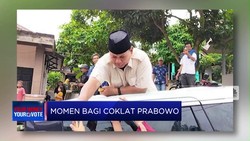 Video: Momen Prabowo Bagi Cokelat ke Anak-anak di Banten
