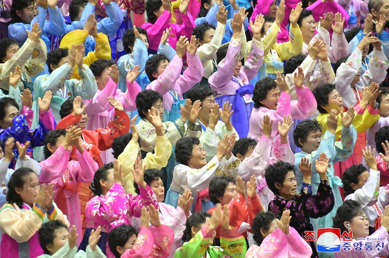 Pemimpin Korea Utara Kim Jong Un dan pendukungnya bertepuk tangan pada Pertemuan Nasional Para Ibu ke-5 di Pyongyang dalam gambar yang dirilis oleh Kantor Berita Pusat Korea pada 5 Desember 2023. (KCNA via REUTERS)