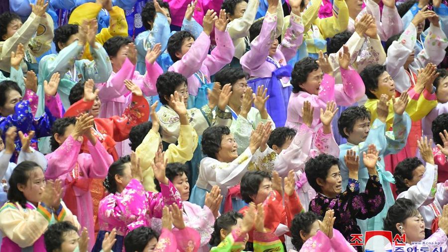 Orang-orang mendengarkan saat pemimpin Korea Utara Kim Jong Un berbicara pada Pertemuan Nasional Para Ibu ke-5 di Pyongyang dalam gambar yang dirilis oleh Kantor Berita Pusat Korea pada 4 Desember 2023. (KCNA via REUTERS)