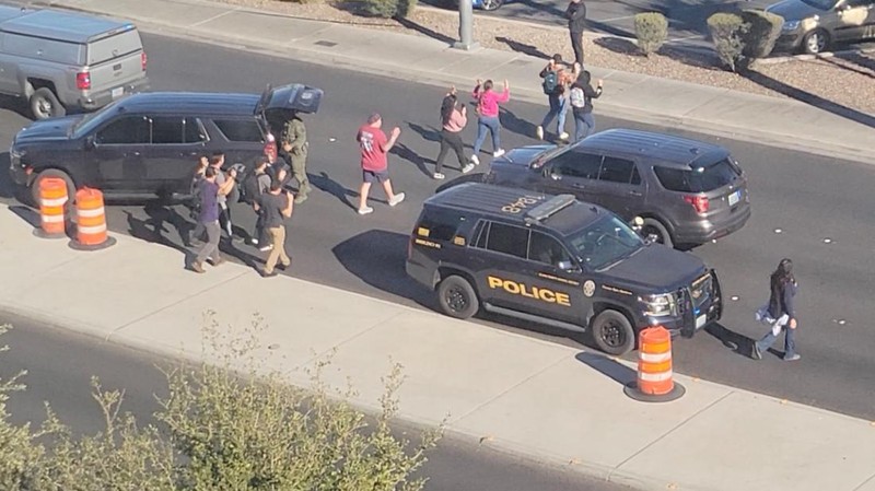 Polisi Metro Las Vegas menanggapi penembakan yang dilaporkan di kampus Universitas Nevada, Las Vegas, Rabu, 6 Desember 2023, di Las Vegas. (AP Photo/Lucas Peltier)