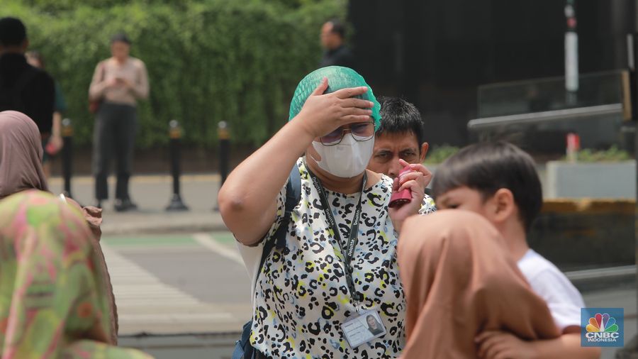 Pekerja memakai masker saat beraktivitas di Pedestrian Kawasan Bundaran HI, Jalan Sudirman-Thamrin, Jakarta, Kamis (7/12/2023). (CNBC Indonesia/Muhammad Sabki)