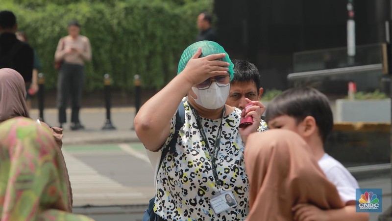 Pekerja memakai masker saat beraktivitas di Pedestrian Kawasan Bundaran HI, Jalan Sudirman-Thamrin, Jakarta, Kamis (7/12/2023). (CNBC Indonesia/Muhammad Sabki)