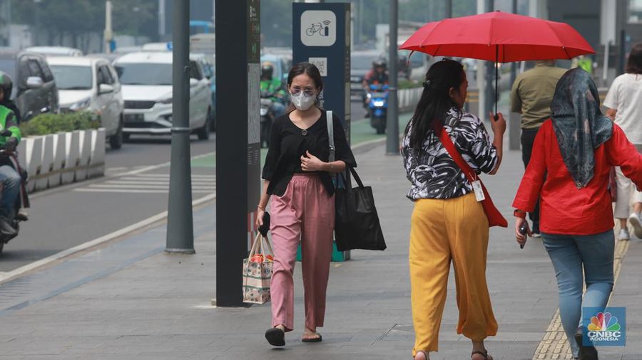 Pekerja memakai masker saat beraktivitas di Pedestrian Kawasan Bundaran HI, Jalan Sudirman-Thamrin, Jakarta, Kamis (7/12/2023). (²©²ÊÍøÕ¾/Muhammad Sabki)
