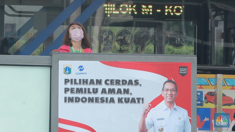 Pekerja memakai masker saat beraktivitas di Pedestrian Kawasan Bundaran HI, Jalan Sudirman-Thamrin, Jakarta, Kamis (7/12/2023). (CNBC Indonesia/Muhammad Sabki)
