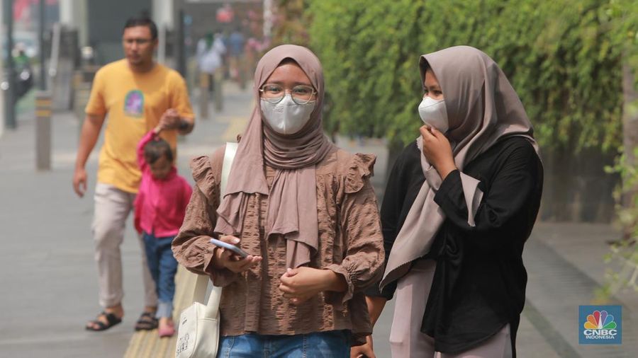 Pekerja memakai masker saat beraktivitas di Pedestrian Kawasan Bundaran HI, Jalan Sudirman-Thamrin, Jakarta, Kamis (7/12/2023). (²©²ÊÍøÕ¾/Muhammad Sabki)