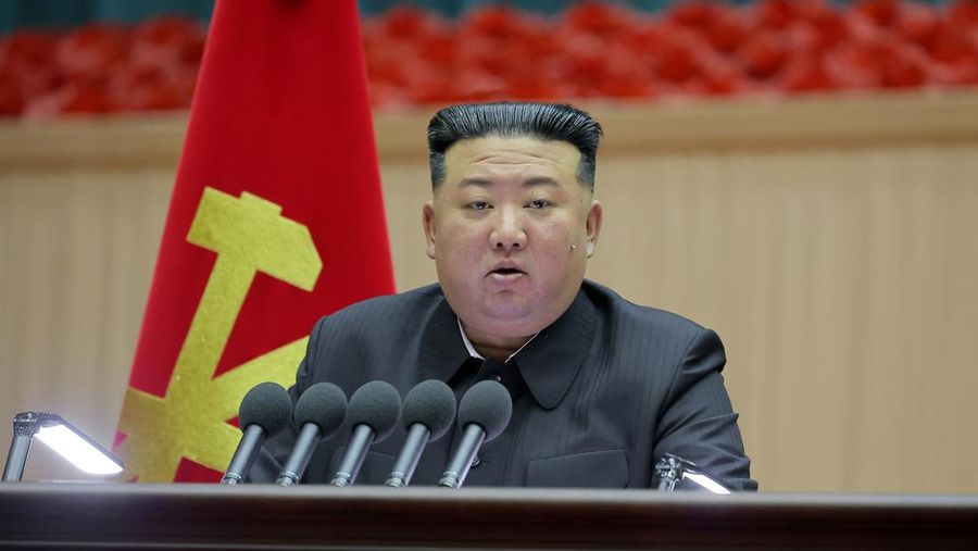 Pemimpin Korea Utara Kim Jong Un berbicara pada Pertemuan Nasional Para Ibu ke-5 di Pyongyang dalam gambar yang dirilis oleh Kantor Berita Pusat Korea pada 5 Desember 2023. (KCNA via REUTERS)