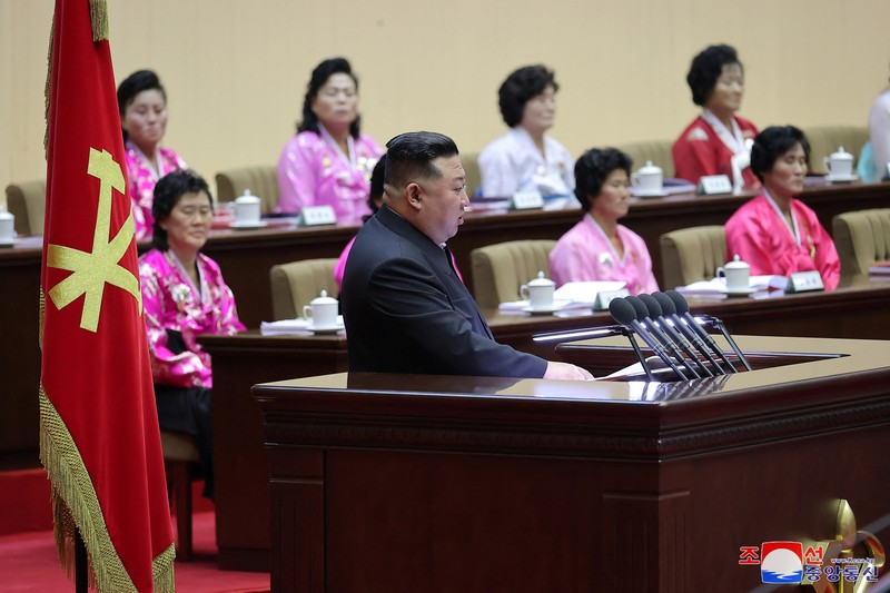Pemimpin Korea Utara Kim Jong Un dan pendukungnya bertepuk tangan pada Pertemuan Nasional Para Ibu ke-5 di Pyongyang dalam gambar yang dirilis oleh Kantor Berita Pusat Korea pada 5 Desember 2023. (KCNA via REUTERS)