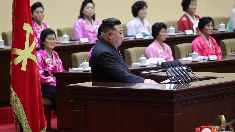 Pemimpin Korea Utara Kim Jong Un dan pendukungnya bertepuk tangan pada Pertemuan Nasional Para Ibu ke-5 di Pyongyang dalam gambar yang dirilis oleh Kantor Berita Pusat Korea pada 5 Desember 2023. (KCNA via REUTERS)