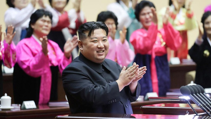 Pemimpin Korea Utara Kim Jong Un dan pendukungnya bertepuk tangan pada Pertemuan Nasional Para Ibu ke-5 di Pyongyang dalam gambar yang dirilis oleh Kantor Berita Pusat Korea pada 5 Desember 2023. (KCNA via REUTERS)