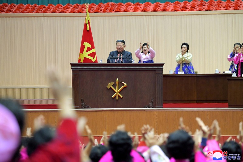 Pemimpin Korea Utara Kim Jong Un dan pendukungnya bertepuk tangan pada Pertemuan Nasional Para Ibu ke-5 di Pyongyang dalam gambar yang dirilis oleh Kantor Berita Pusat Korea pada 5 Desember 2023. (KCNA via REUTERS)