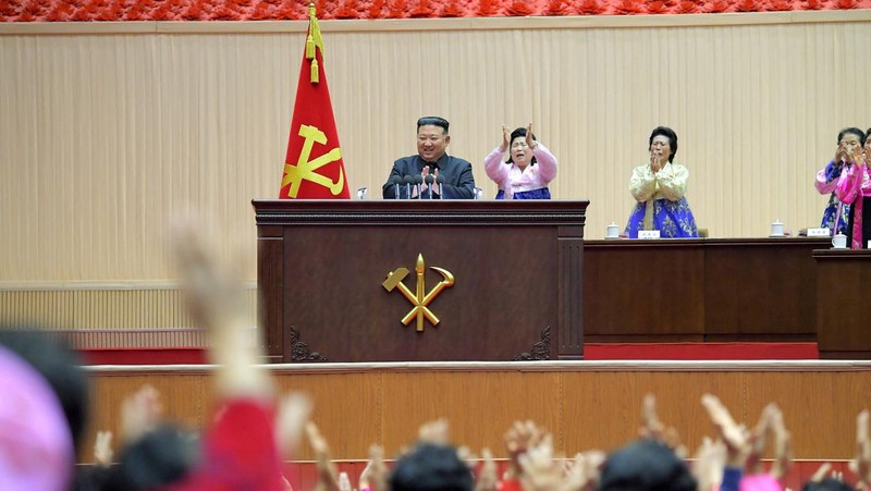 Pemimpin Korea Utara Kim Jong Un dan pendukungnya bertepuk tangan pada Pertemuan Nasional Para Ibu ke-5 di Pyongyang dalam gambar yang dirilis oleh Kantor Berita Pusat Korea pada 5 Desember 2023. (KCNA via REUTERS)