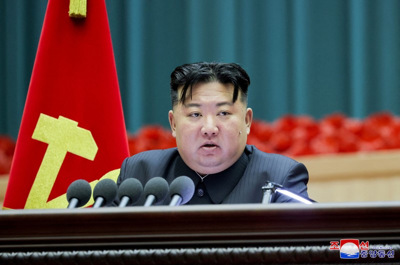 Pemimpin Korea Utara Kim Jong Un dan pendukungnya bertepuk tangan pada Pertemuan Nasional Para Ibu ke-5 di Pyongyang dalam gambar yang dirilis oleh Kantor Berita Pusat Korea pada 5 Desember 2023. (KCNA via REUTERS)