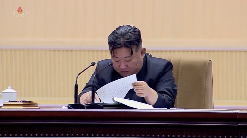 Pemimpin Korea Utara Kim Jong Un dan pendukungnya bertepuk tangan pada Pertemuan Nasional Para Ibu ke-5 di Pyongyang dalam gambar yang dirilis oleh Kantor Berita Pusat Korea pada 5 Desember 2023. Pemimpin Korea Utara Kim Jong Un dan pendukungnya bertepuk tangan pada Pertemuan Nasional Para Ibu ke-5 di Pyongyang dalam gambar yang dirilis oleh Kantor Berita Pusat Korea pada 5 Desember 2023. (KCNA via REUTERS)