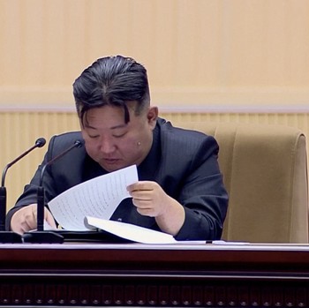 Potret Kim Jong Un Nangis, Minta Wanita Korut Perbanyak Anak