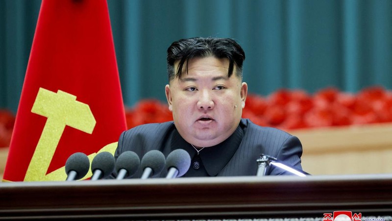 Pemimpin Korea Utara Kim Jong Un dan pendukungnya bertepuk tangan pada Pertemuan Nasional Para Ibu ke-5 di Pyongyang dalam gambar yang dirilis oleh Kantor Berita Pusat Korea pada 5 Desember 2023. (KCNA via REUTERS)