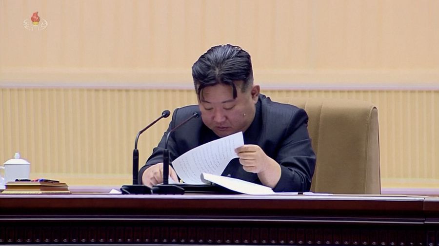 Pemimpin Korea Utara Kim Jong Un dan pendukungnya bertepuk tangan pada Pertemuan Nasional Para Ibu ke-5 di Pyongyang dalam gambar yang dirilis oleh Kantor Berita Pusat Korea pada 5 Desember 2023. (KCNA via REUTERS)