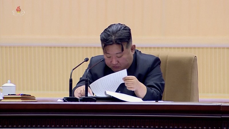 Pemimpin Korea Utara Kim Jong Un dan pendukungnya bertepuk tangan pada Pertemuan Nasional Para Ibu ke-5 di Pyongyang dalam gambar yang dirilis oleh Kantor Berita Pusat Korea pada 5 Desember 2023. (KCNA via REUTERS)